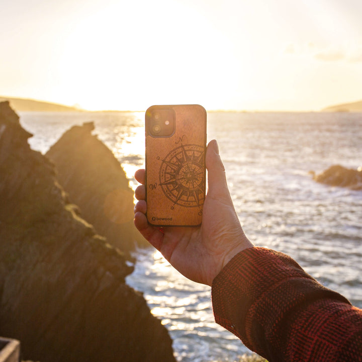 DREWNIANE ETUI IPHONE 12 MINI TRAVELER MERBAU WYSOKAIEJ JAKOŚCI