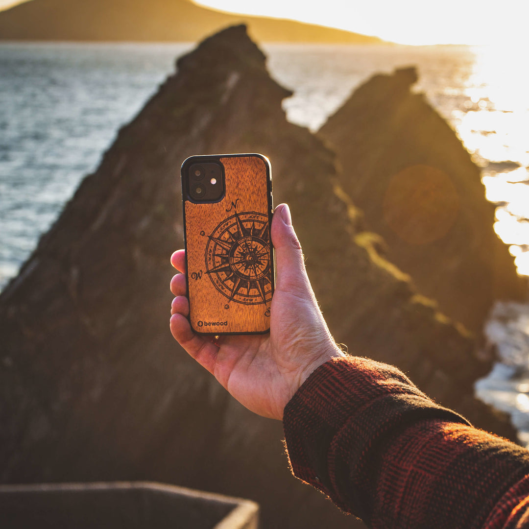 DREWNIANE ETUI IPHONE 12 / 12 PRO TRAVELER MERBAU WYSOKIEJ JAKOŚCI