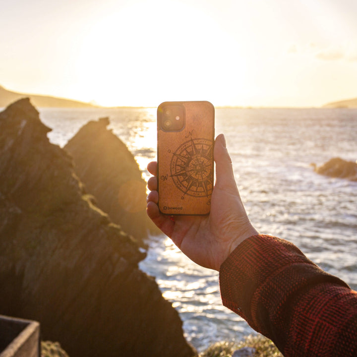 DREWNIANE ETUI IPHONE 12 / 12 PRO TRAVELER MERBAU WYSOKIEJ JAKOŚCI