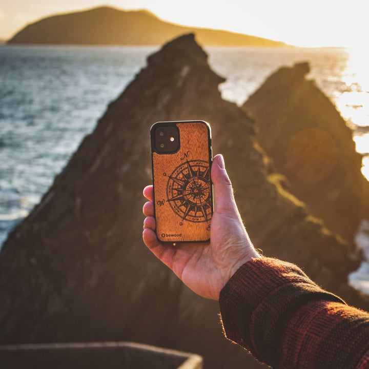 DREWNIANE ETUI IPHONE 13 TRAVELER MERBAU WYSOKIEJ JAKOŚCI