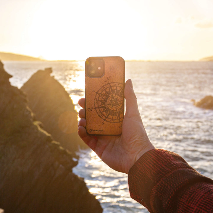 DREWNIANE ETUI IPHONE 13 TRAVELER MERBAU WYSOKIEJ JAKOŚCI