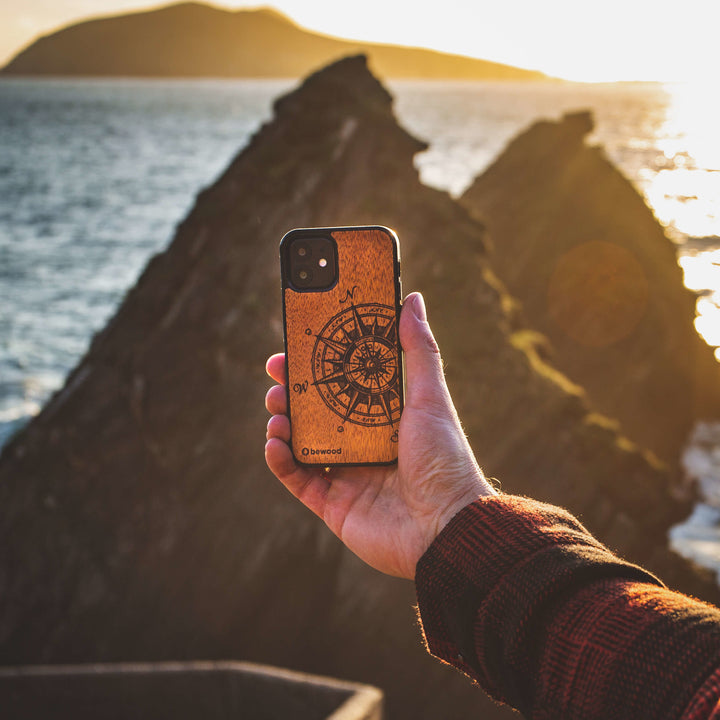 DREWNIANE ETUI IPHONE 13 PRO TRAVELER MERBAU WYSOKIEJ JAKOŚCI