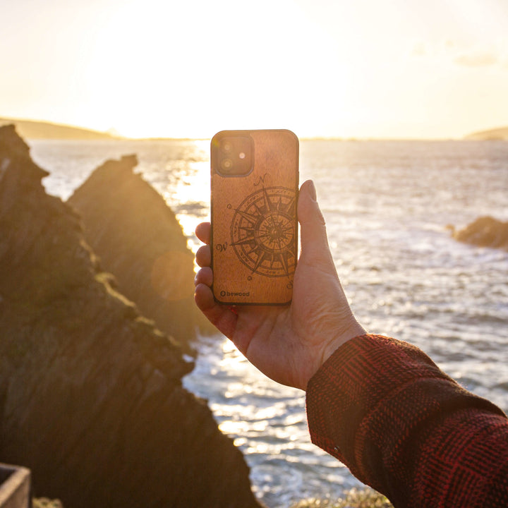 DREWNIANE ETUI IPHONE 13 PRO TRAVELER MERBAU WYSOKIEJ JAKOŚCI