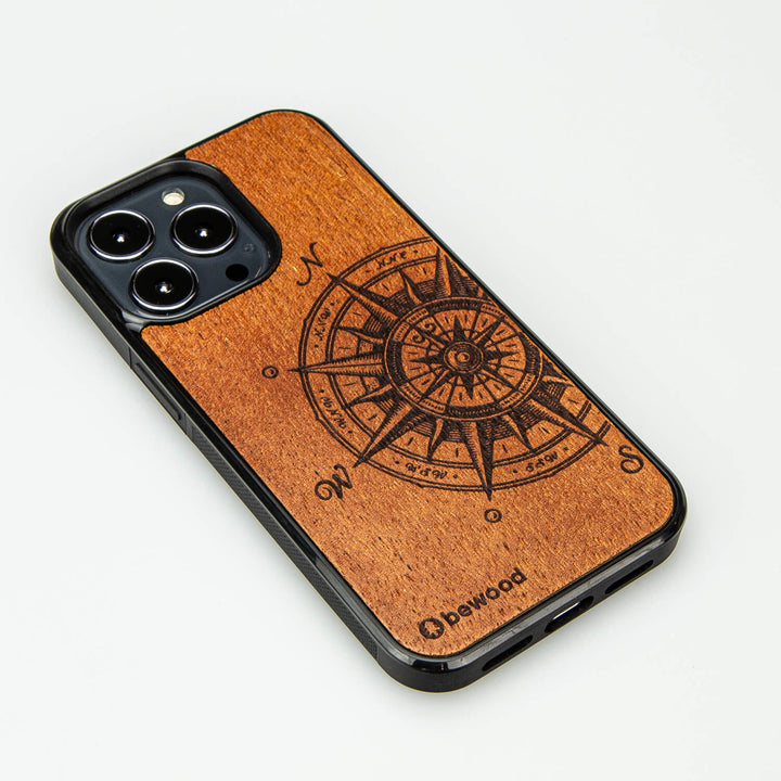 DREWNIANE ETUI IPHONE 13 PRO TRAVELER MERBAU WYSOKIEJ JAKOŚCI