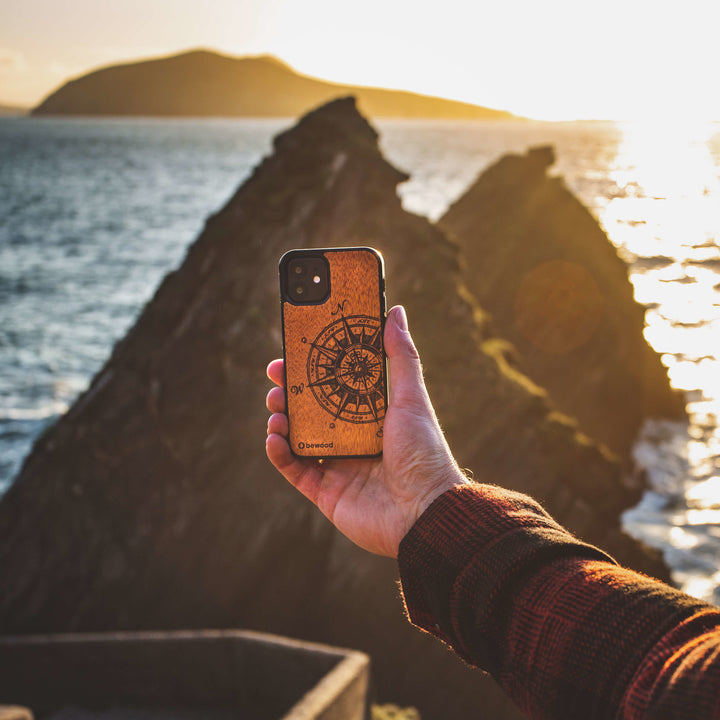 DREWNIANE ETUI IPHONE 13 PRO MAX TRAVELER MERBAU WYSOKIEJ JAKOŚCI