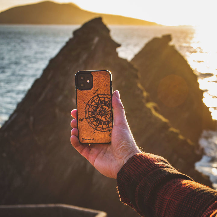 DREWNIANE ETUI IPHONE 13 MINI TRAVELER MERBAU WYSOKIEJ JAKOŚCI