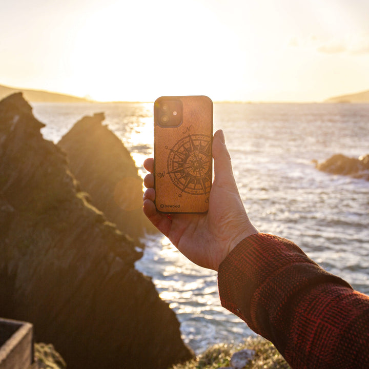 DREWNIANE ETUI IPHONE 13 MINI TRAVELER MERBAU WYSOKIEJ JAKOŚCI